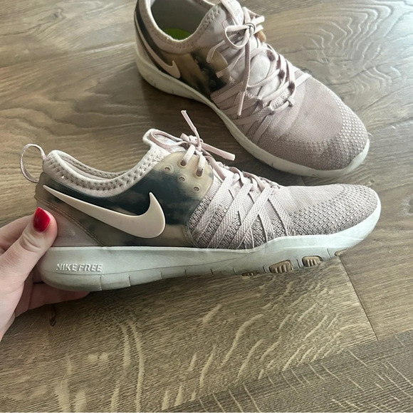 Light pink Nike shoes - Picture 2 of 7